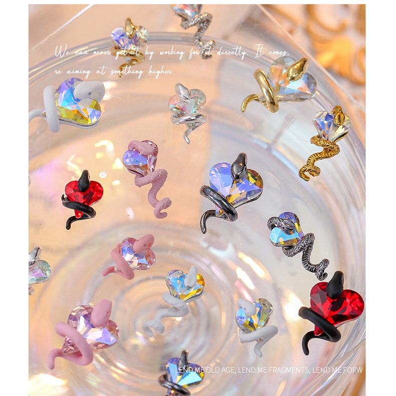 Hạt Kim Cương Giả Rắn Trang Trí Móng Tay Nghệ Thuật Hình Rắn Xung Quanh Trái Tim