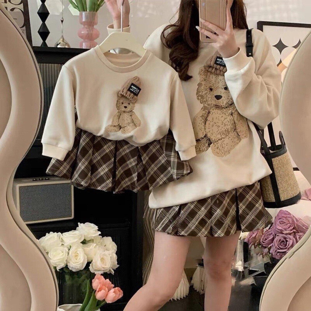 Set áo hình gấu nỉ mix chân váy xếp ly kẻ cho mẹ và bé
