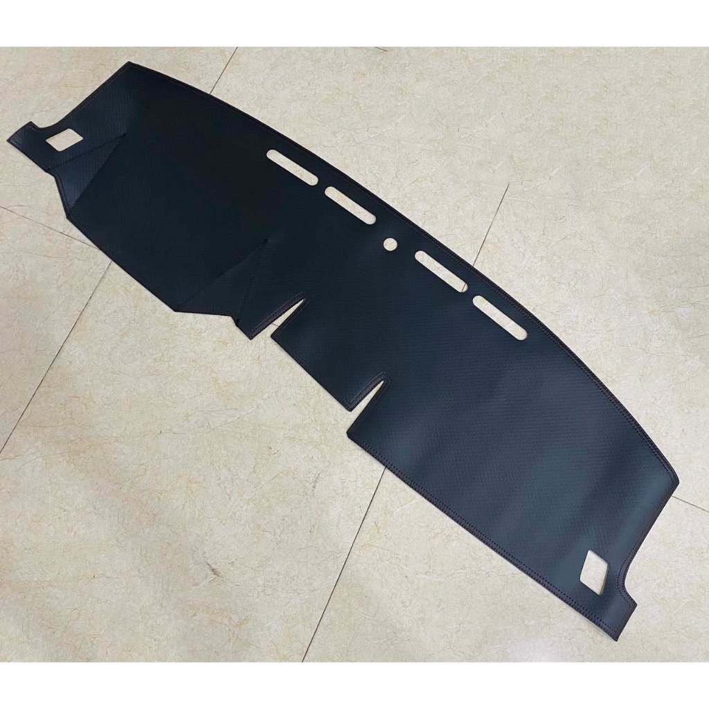 Thảm taplo xe Yaris Cross 2023 2024 mẫu da carbon. có chống trượt, che nắng tốt