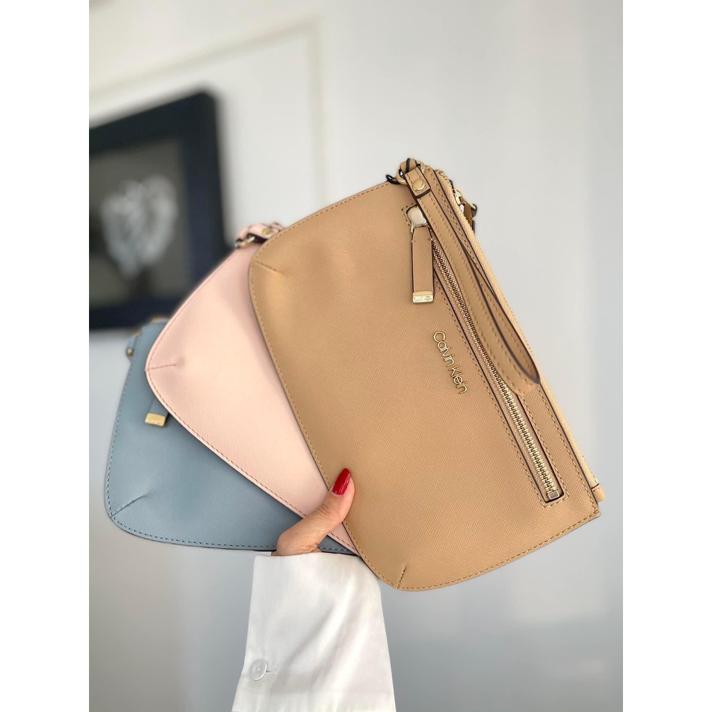 Ví nữ Calvin Klein quai móc siêu bền -Size 23x15cm, ngăn kéo phụ mặt trước, phone card thoải mái Chính Hãng