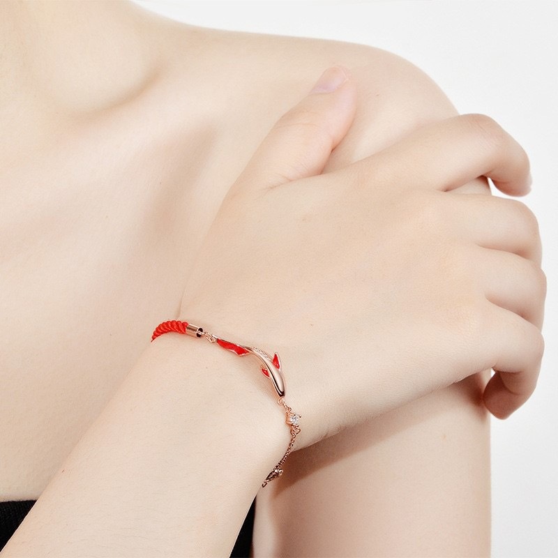 Vòng Tay Dây Đỏ May Mắn Hình Cá Chép Vàng Cho Nữ Sinh