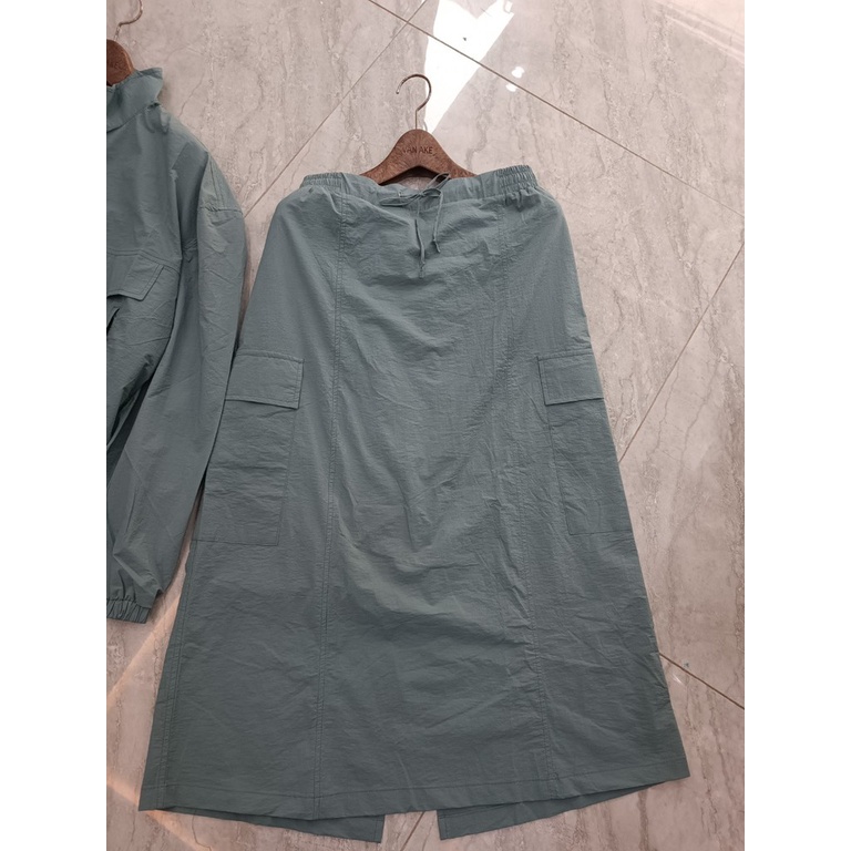 Bộ gió cho nữ: áo kéo khoá và chân váy