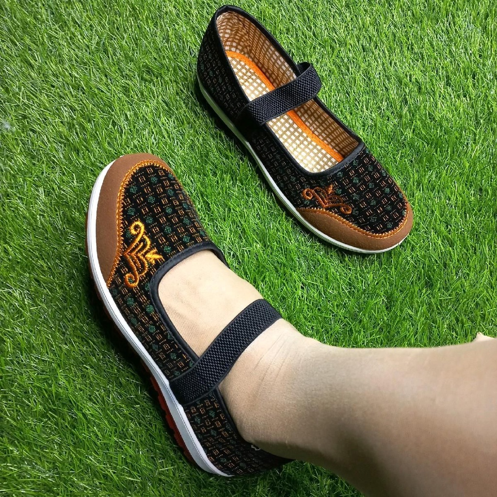 Giày trung niên vải nữ đế cao su xuồng 2p thêu màu vàng màu xanh .quai chun