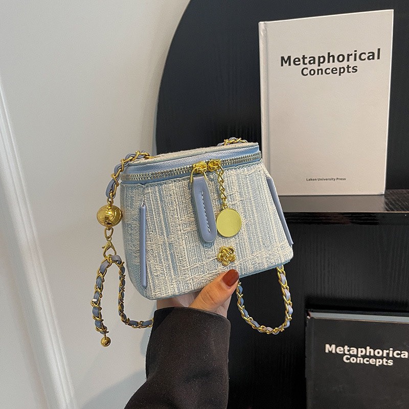 Túi đeo chéo nữ cốp hoa cúc vải bò jean mẫu mới dây đeo quả chuông trang trí