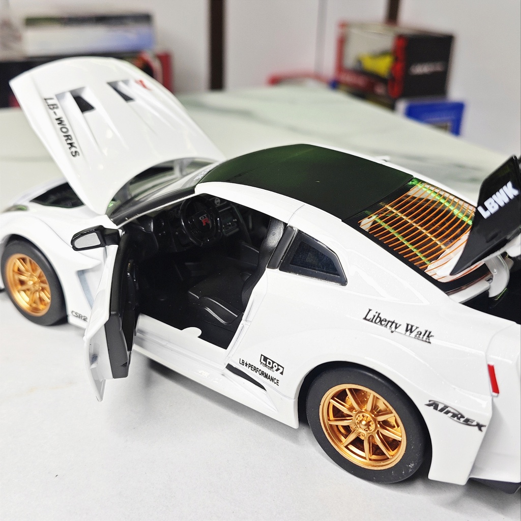Xe mô hình hợp kim Nissan GTR CSR2 tỉ lệ 1:24 hãng Alloy 2 màu kèm Fig