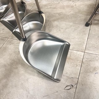 KI HỐT RÁC INOX cán dài 70cm - Ky hốt rác được thiết kế với cán là inox cao cấp sáng bóng,chống gỉ sét.Đế hốt được