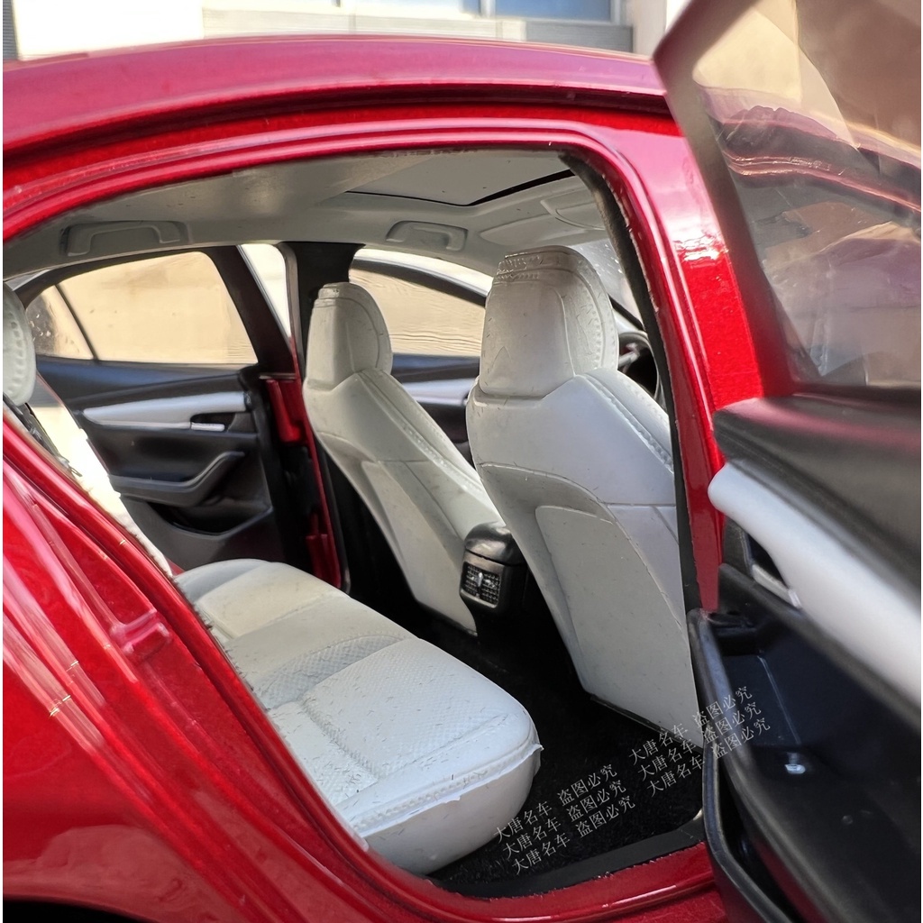 Mô hình xe Mazda 3 mẫu 2022  tỉ lệ 1:18 có ô tô tặng kèm