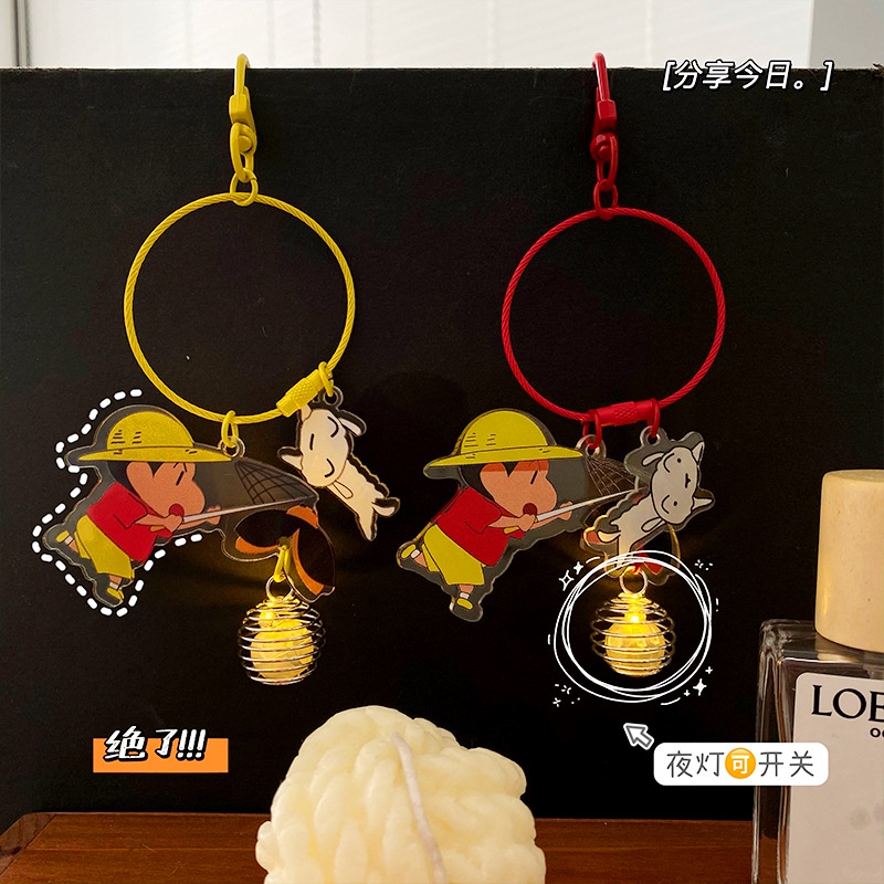 Móc Khóa Dễ Thương Crayon Shin-chan Dạ Quang Đom Đóm Móc Khóa Acrylic Mặt Dây Chuyền Tặng-top3C01
