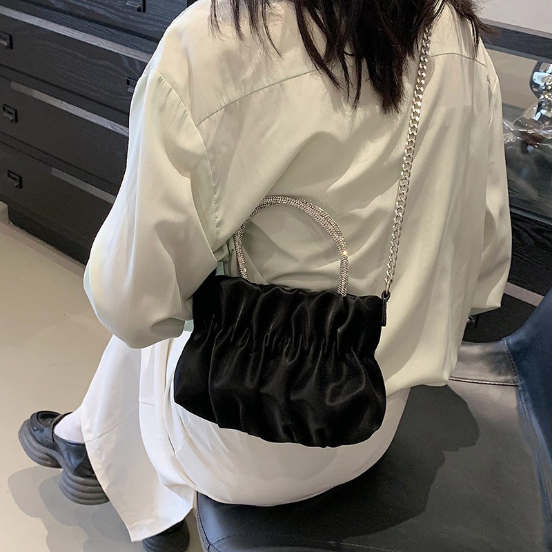 Túi Xách Đeo Chéo Hình Đám Mây Trong Suốt Phối Dây Xích Thời Trang Thu Đông 2023 Cho Nữ