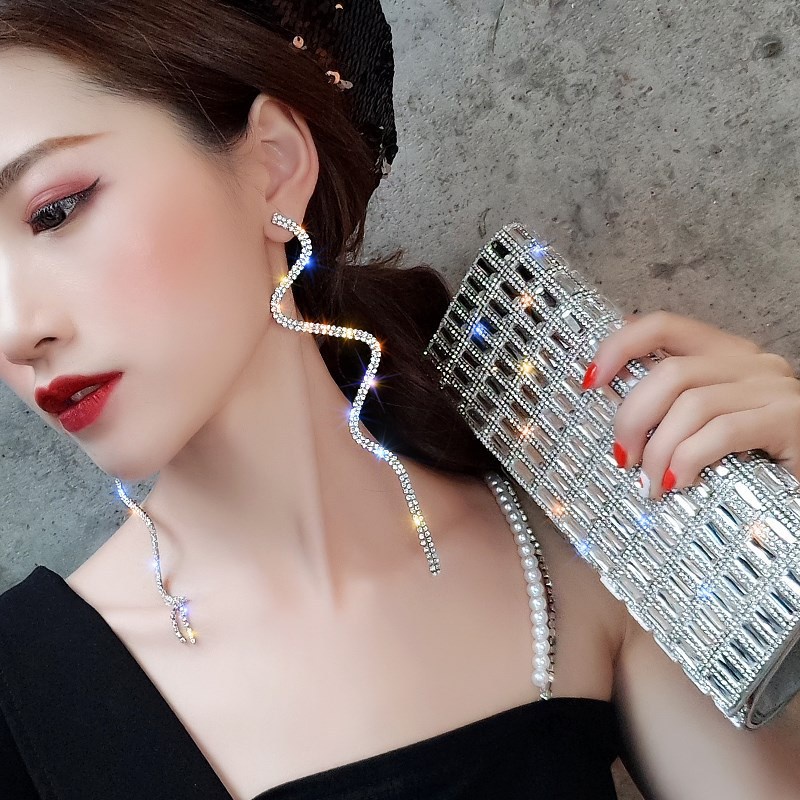 Khuyên Tai Tua Rua Dài Hình Rắn Đính Kim Cương Lấp Lánh Dễ Phối Đồ Phong Cách Hàn Quốc