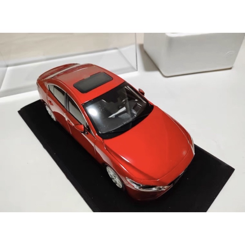 Mô hình xe Mazda 3 mẫu 2022  tỉ lệ 1:18 có ô tô tặng kèm
