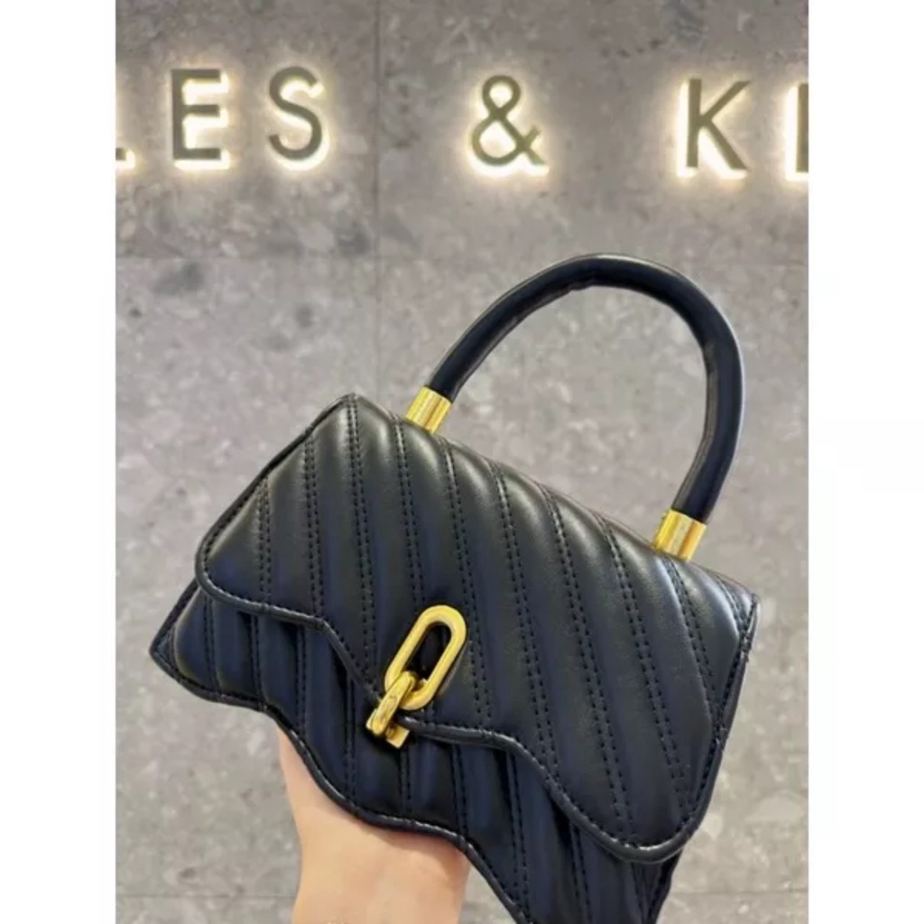 Túi nữ quai xách tay khoá móc câu New 2023 có dây đeo chéo.