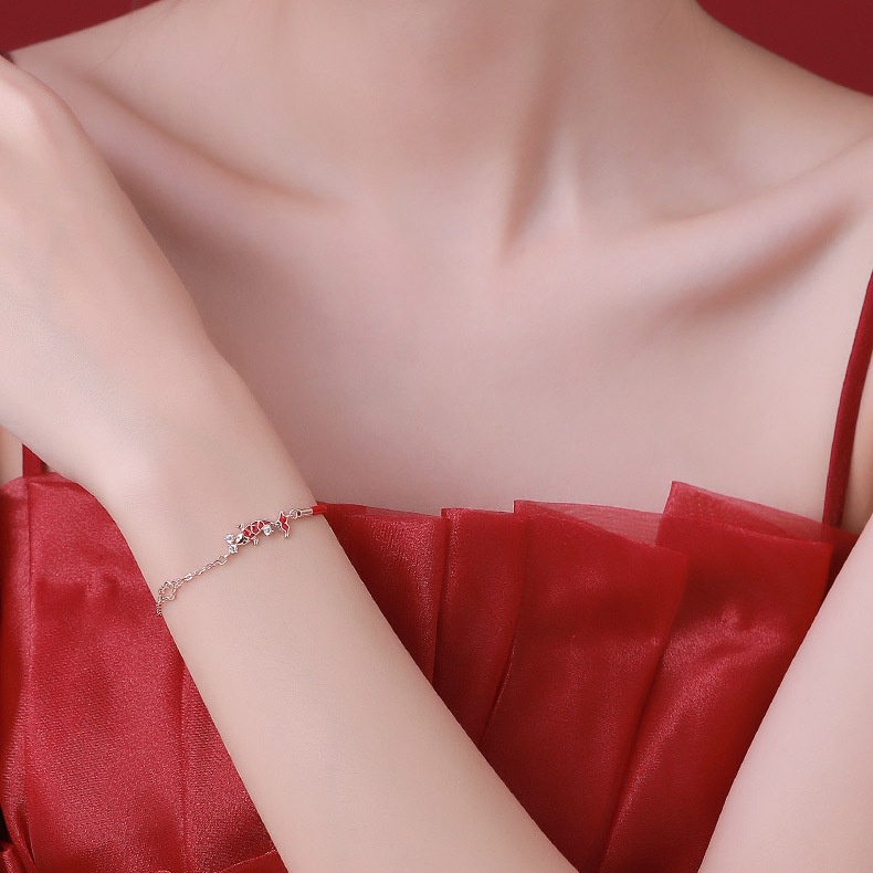 Vòng Tay Dây Đỏ May Mắn Hình Cá Chép Vàng Cho Nữ Sinh