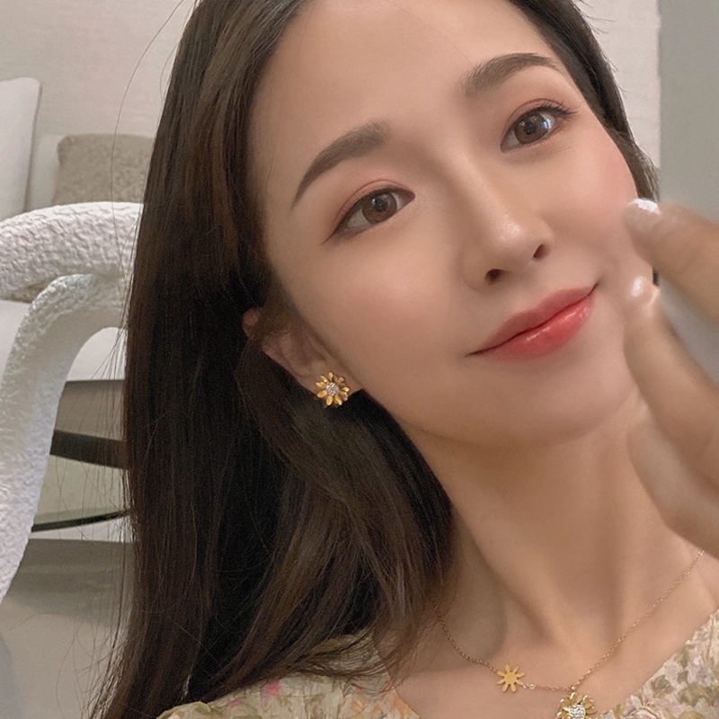 Bông tai titan nữ không gỉ hình hoa cúc nhí dễ thương phong các ins hàn quốc