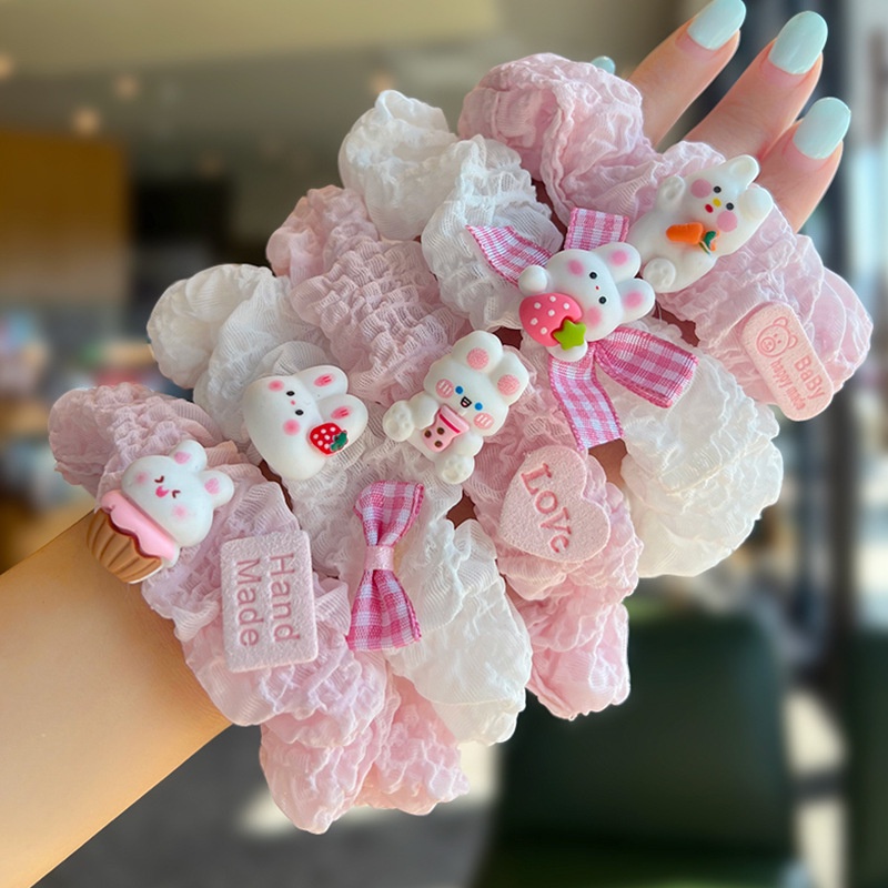 Scrunchies cột tóc gấu dâu đính charm phong cách hiện đại dễ thương S58