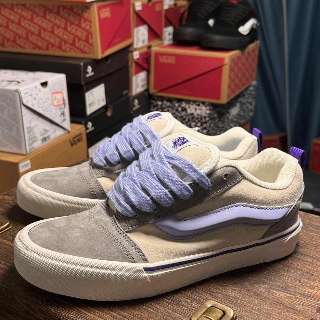 Giày thể thao thông thường cổ thấp màu xám nhạt Vans Knu-Skool