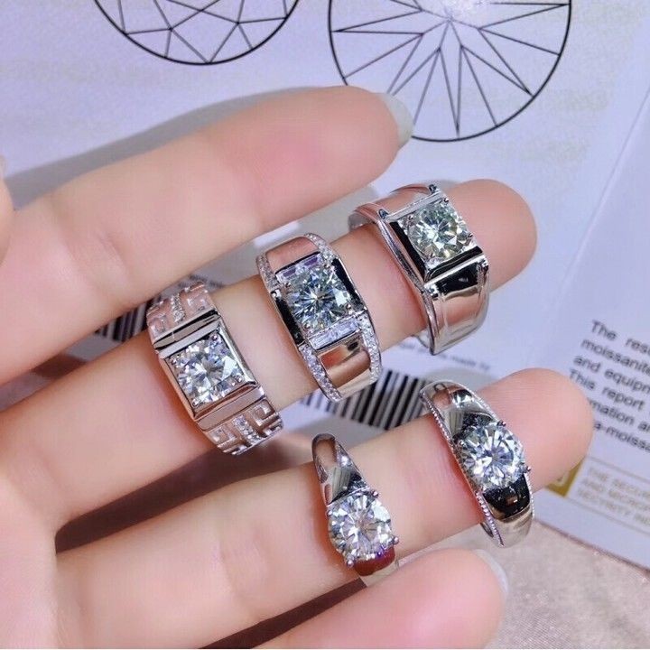 [Seckill chính hãng được vận chuyển trong vòng 24 giờ Hàng có sẵn] Nhẫn Moissanite chính hãng Nhẫn kim cương nhân tạo bằng bạc Sterling One Carat Nhẫn kim cương nam cao cấp Mô phỏng có thể điều chỉnh