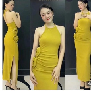￼Đầm yếm xốp đính hoa 2 bông to bên eo dáng dài xẻ tà ôm body trơn cực hot hit , chất thun xốp dày dặn