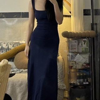Váy không tay cổ vuông màu xanh gợi cảm