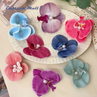 Hoa mô phỏng Phalaenopsis với phụ kiện tóc khí quyển và khí chất cao cấp bên cạnh