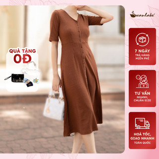  - Váy Đầm Vải Thun Gân Dáng Suông Dài Qua Gối Cổ Tim Cài Nút Gỗ Thắt Eo Tôn Dáng Swanlake - D10967LW01
