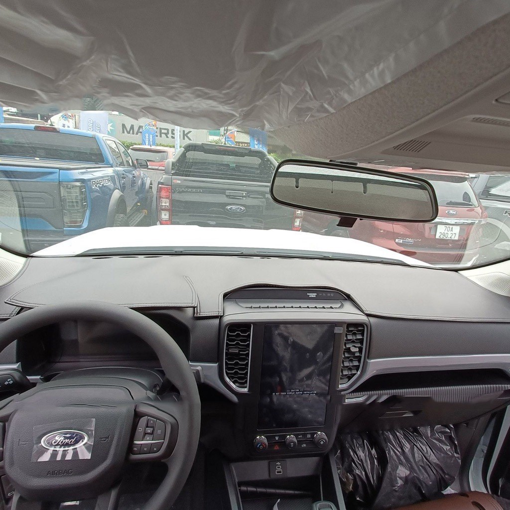 Thảm taplo da carbon Ford Everest 2023 2024 màu đen dày dặn