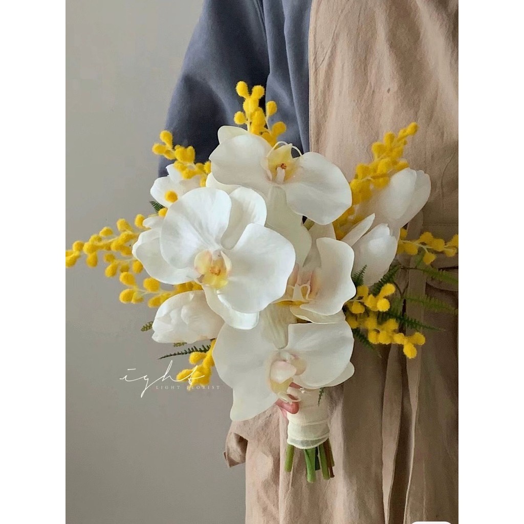 Bó hoa cưới cầm tay cô dâu từ hoa lan và hoa MImosa CEVERIA Mimosa 01