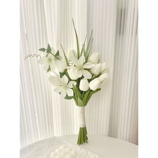 Bó hoa cưới cầm tay cô dâu từ hoa tulip trẻ trung ceveria t006