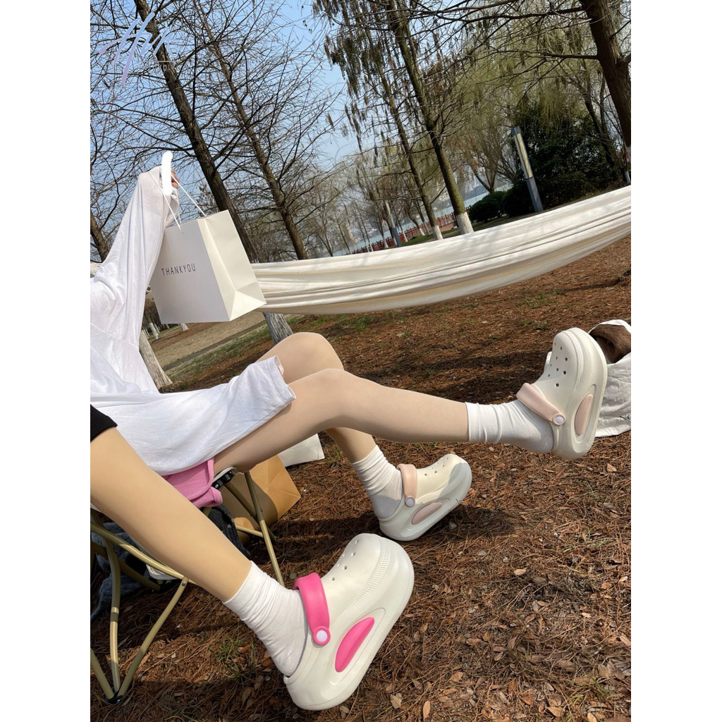 Giày Lỗ Đế Dày 2024 Xuân Hè Giày Sandal Phong Cách Mới Thoải Mái Influencer Chống Trơn Trượt Cặp Đôi Cát EVA