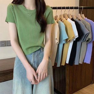 2024 Phong cách mới Phong cách Hàn Quốc Áo len ngắn tay sọc dọc màu trơn cổ tròn, Áo thun ngắn tay bằng lụa băng