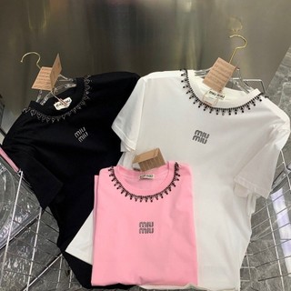 24 Mới Đầu Xuân MIU MIU Áo Thun Cổ Tròn Tay Ngắn Chữ Mùa Hè Vải Cotton Đơn Giản Hàng Đầu Hợp Thời Trang Thương Hiệu Tròn