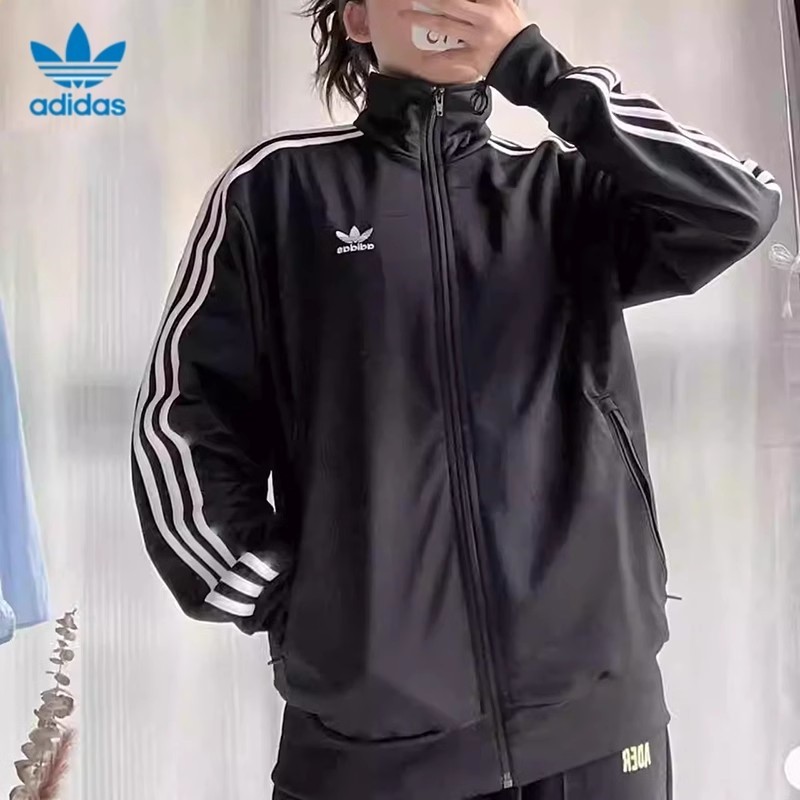 [Sẵn sàng] 100% Chính hãng Adidas Originals Áo khoác cổ đứng dành cho nam và nữ Áo khoác thể thao dáng rộng dệt kim Logo thêu Áo khoác gió ba thanh IJ7058