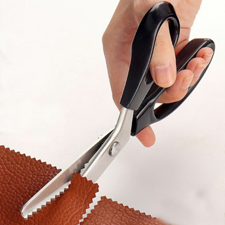 Kéo răng cưa nhọn tam giác dùng cắt giấy, vải nỉ size 5mm loại tốt có hộp-AENEA