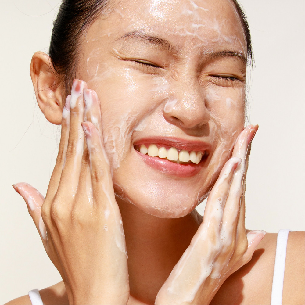 Sữa Rửa Mặt Thuần Chay Sen Hậu Giang Cocoon Hau Giang Lotus Soothing Cleanser Làm Sạch Da Dịu Nhẹ, Giữ Ẩm 140ml