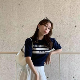Xiao Mùa Hè Phong Cách Mới Cổ Tròn Sọc Áo Len Ngắn Tay Phiên Bản Hàn Quốc Dáng Rộng Ôm Hơn Nhìn Thiết Kế Hàng Đầu Cảm Thấy Niche Phong Cách Tôi Lông Cừu Đan 3IZO