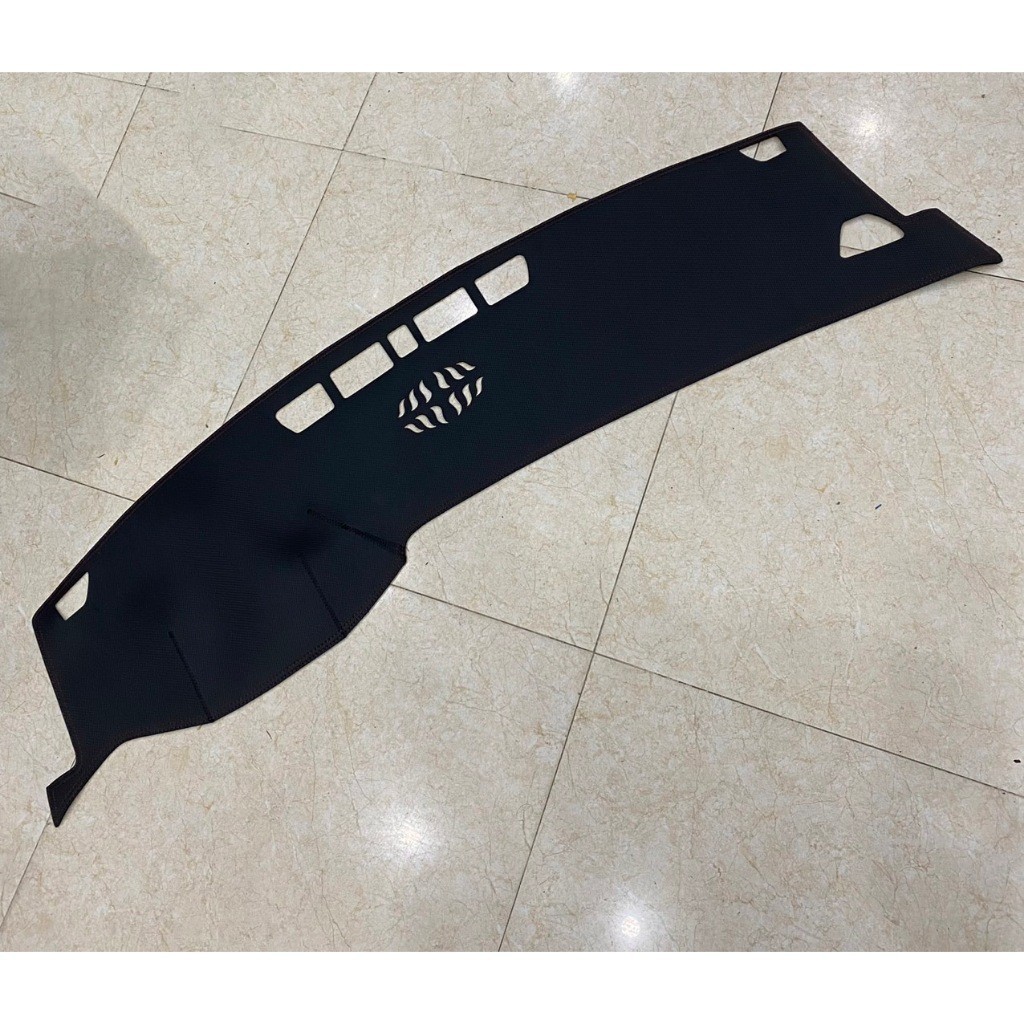 Thảm taplo da carbon xe Peugeot 408 2023 2024 2025 màu đen cao cấp đế có chống trượt