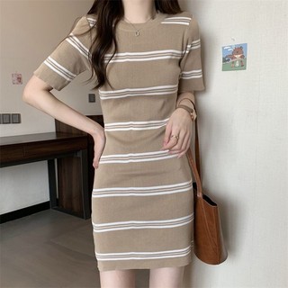 Xiao Phong Cách Mới Tất Cả Trận Đấu Sọc Cổ Tròn Dệt Kim Tay Ngắn Đáy Váy Thời Trang Cao Cấp hông Gói Váy Ngắn