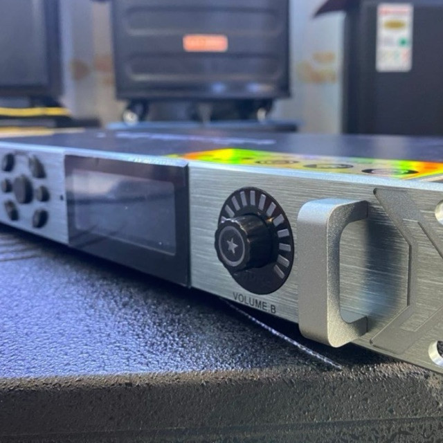 Micro không dây SHURE UGX23 PLUS Chính hãng ( 4 râu tiếp sóng + 2 tụ shure to)năm 2025