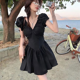 Sinransinya Váy đen cổ chữ V nhỏ Hepburn kiểu Pháp Một chiếc váy đen nhỏ kiểu nước ngoài mới mùa hè