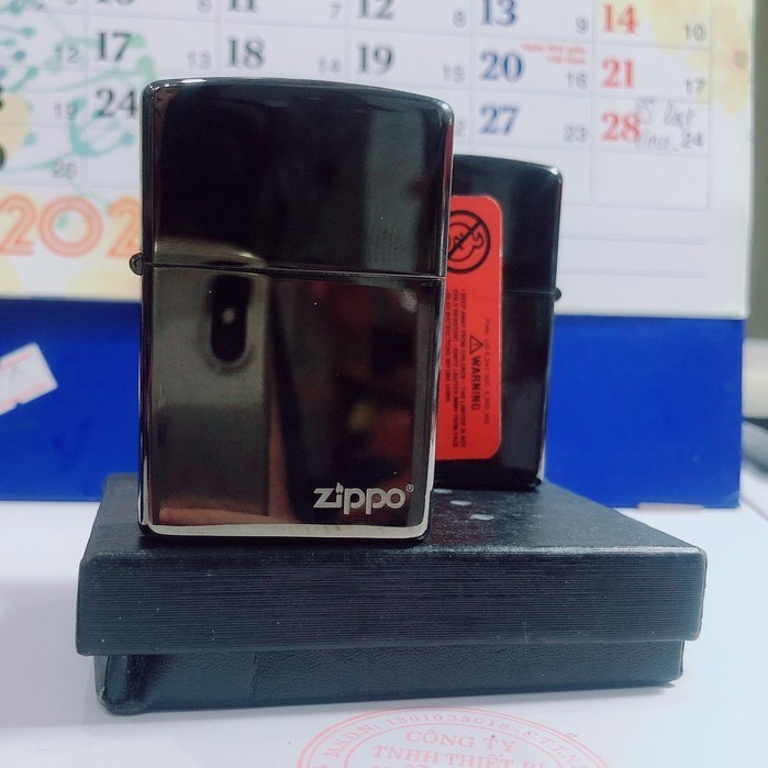 Vỏ Zippo màu đen loạrơn bóng có Logo, Vỏ bằng đồng có tem đỏ