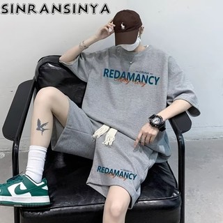 Sinransinya Bộ nam mới của Mỹ retro đường phố haute couture bánh quế in chữ áo thun ngắn tay dáng rộng dây rút ống rộng 5 / 4 tay quần short hai mảnh