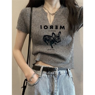 Áo baby tee Áo Coquette Tay Ngắn Áo Kiểu Nữ ôm body Dệt Kim Cổ Chữ V Ngắn Tay Nữ Mùa Hè Phong cách mới Slim-fit Phong cách ngắn Vai chính hãng