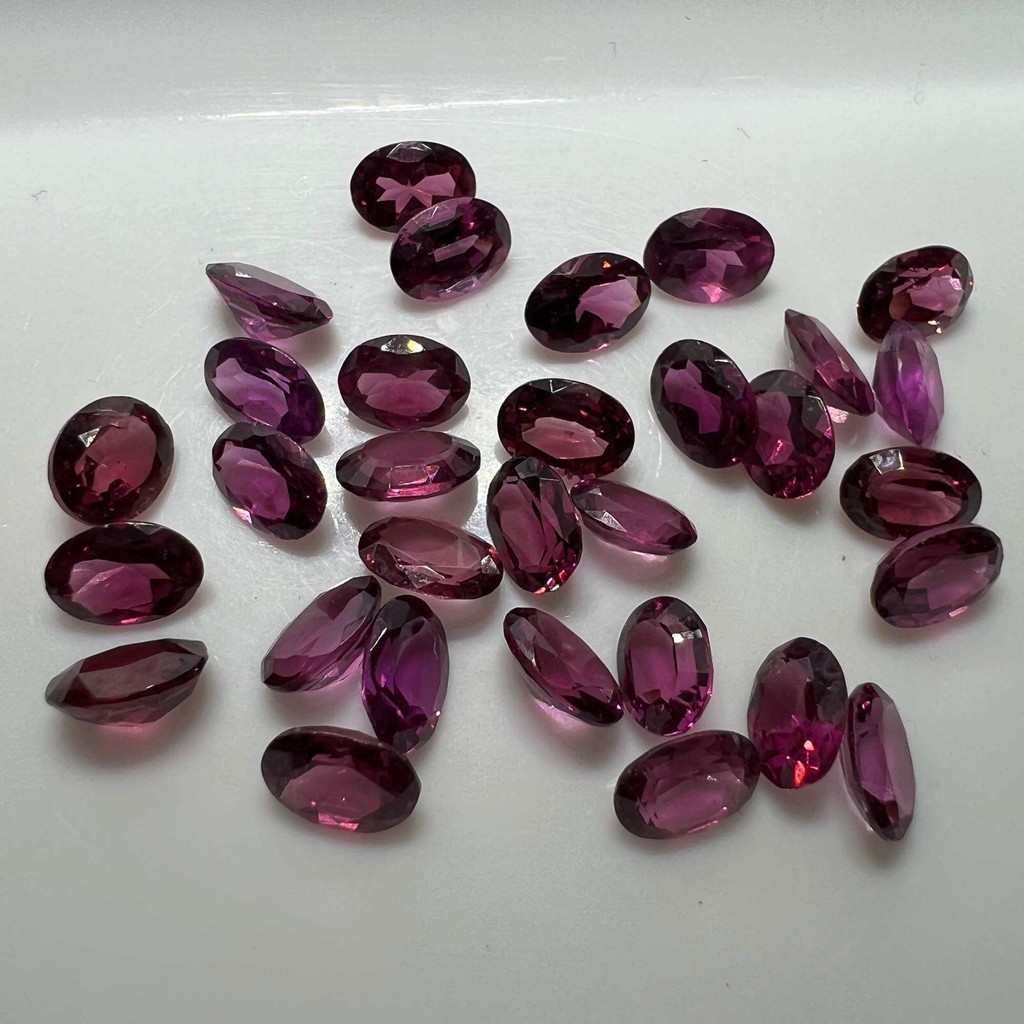 702-GIÁ 1 VIÊN HỒNG NGỌC LỰU TÍM HỒNG  RHODORITE ( THIÊN NHIÊN ) KHÔNG XỬ LÝ, (size~5x7).