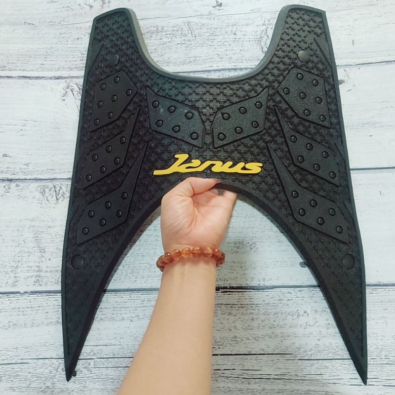 Thảm lót chân xe Yamaha Janus, thảm để chân cao su cho xe Janus loại dày đẹp