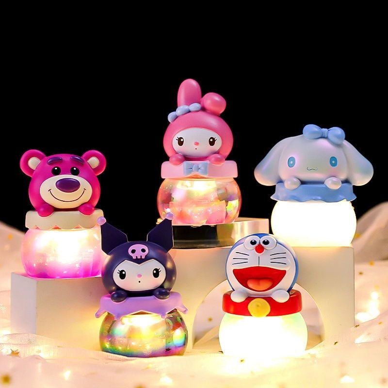 [Đèn ngủ] Sanrio Kuromi Melody Hello Kitty Các bức tượng hoạt hình dễ thương Cinnamoroll Mô hình ô tô Búp bê Máy tính để bàn Effigy Đồ chơi trang trí Quà tặng sinh nhật cho bé trai bé gái Kid