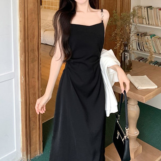 Váy 2 dây trễ vai Đầm hai dây body dáng dài Đầm Sling Nữ Mùa Hè 2024 Phong Cách Mới Thiết Kế Pháp Cảm Giác Slim-fit Ôm Hơn Nhìn Hẹp Eo Đen Hông Đóng Gói Vá