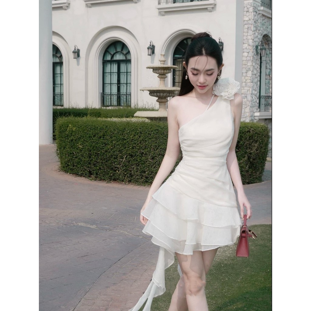 Váy tơ đính hoa lệch vai tua rua