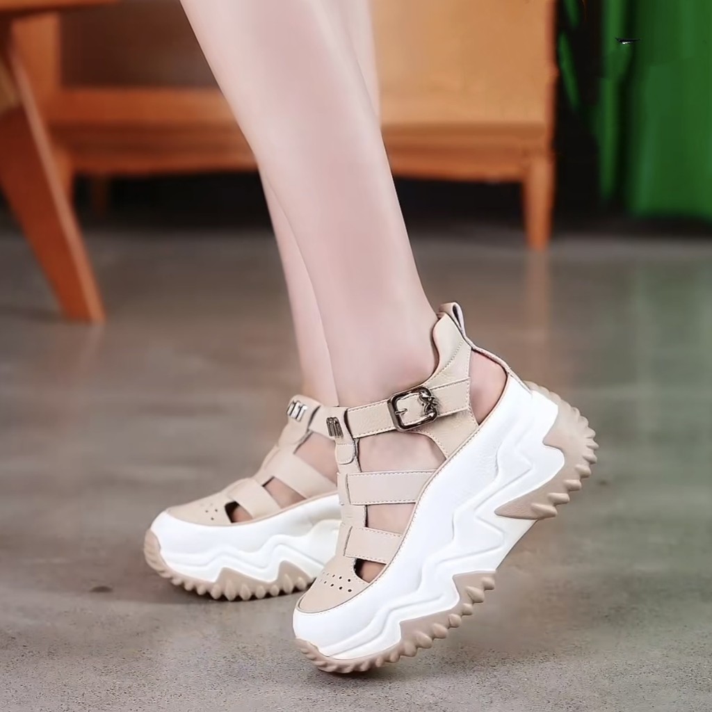 Dép La Mã tăng chiều cao đế dày mùa hè 2024 mới cho phụ nữ, da thật, mũi kín, đa năng, đế mềm, giày đế rỗng cho phụ nữ