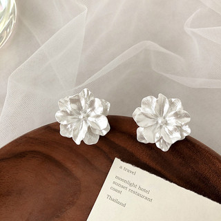 Bông tai Camellia phong cách Pháp cổ điển Bông tai cao cấp Bông tai hoa trắng