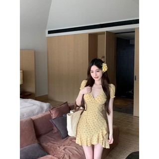 Váy ngắn tay hoa màu vàng dành cho nữ mùa hè Váy xù không đều bên bờ biển Phong cách kỳ nghỉ Váy chữ v cổ chữ a